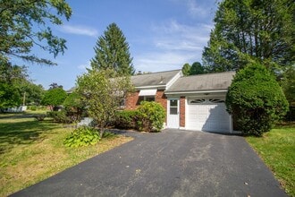 11 Brookwood Dr in Latham, NY - Building Photo - Building Photo