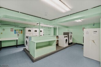 71 College Dr in Edison, NJ - Building Photo - Building Photo