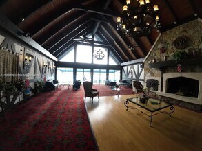 3720 Inverrary Dr in Lauderhill, FL - Foto de edificio - Building Photo