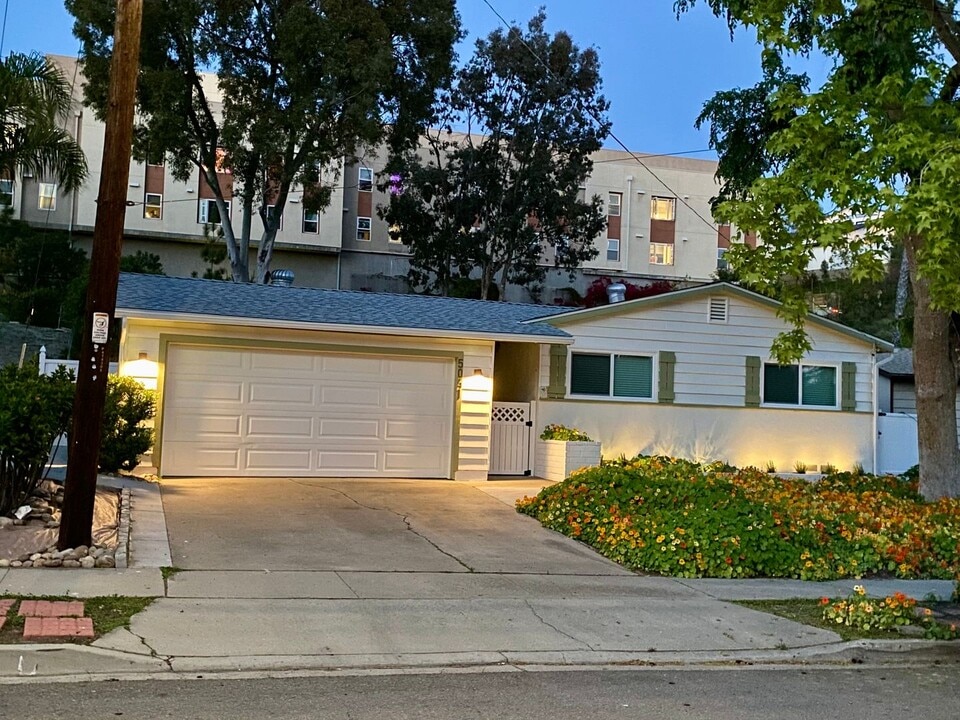 5041 Tierra Baja Way in San Diego, CA - Building Photo