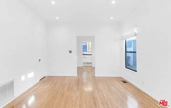 1125 1/2 Glenville Dr in Los Angeles, CA - Building Photo - Building Photo