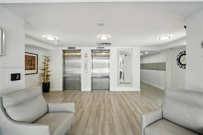 3850 Oaks Clubhouse Dr in Pompano Beach, FL - Building Photo - Building Photo