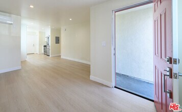 2718 W 70th St in Los Angeles, CA - Building Photo - Building Photo