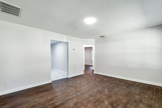 828 S Pershing St in Wichita, KS - Foto de edificio - Building Photo