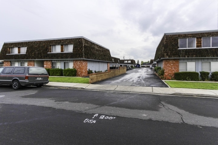 Stewart Apartments in Manteca, CA - Building Photo