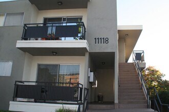 11118 Moorpark Apartments in North Hollywood, CA - Foto de edificio - Building Photo