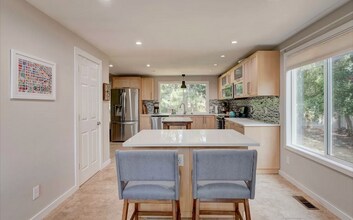 1400 SW Islander Ln in Oak Harbor, WA - Building Photo - Building Photo