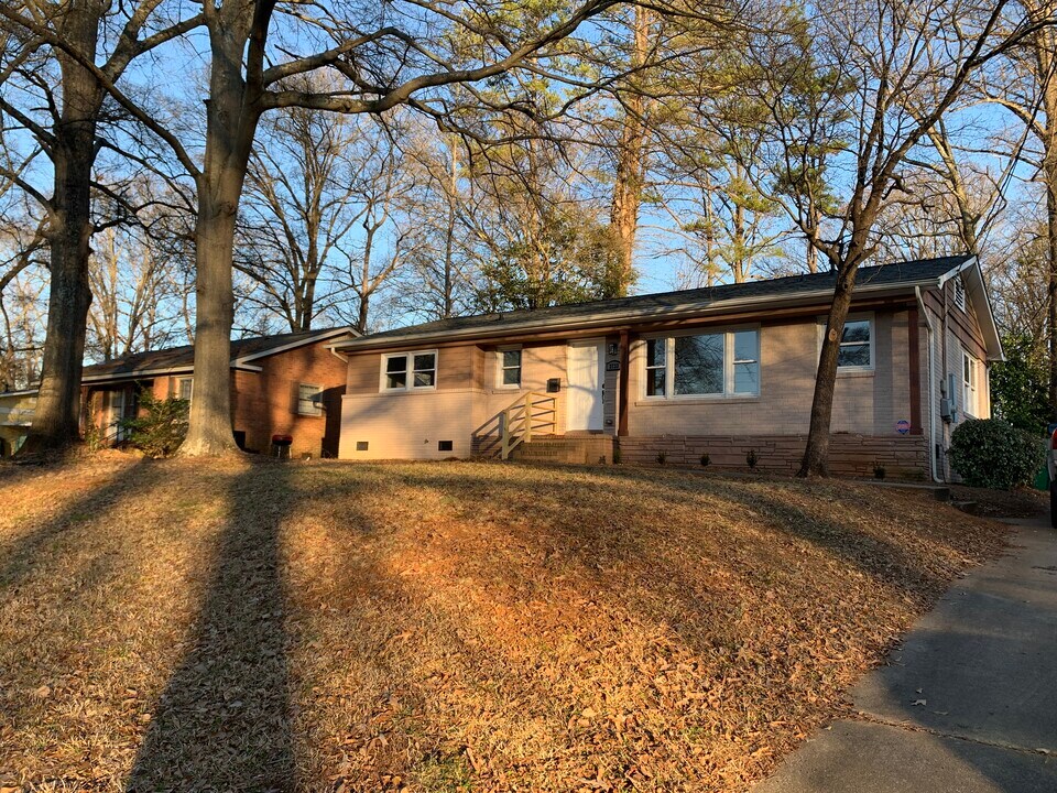 3733 Blandwood Dr in Charlotte, NC - Foto de edificio