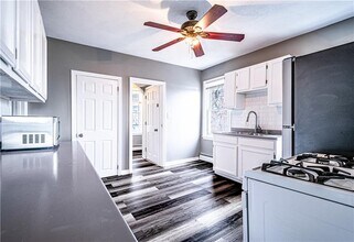 216 Maplewood Ave in Cranston, RI - Foto de edificio - Building Photo