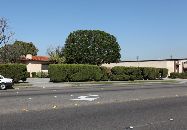 10115-10121 Alondra Blvd in Bellflower, CA - Building Photo - Building Photo