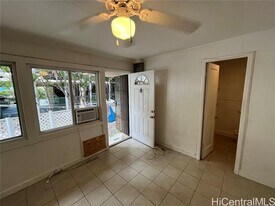 421 Lewers St in Honolulu, HI - Building Photo