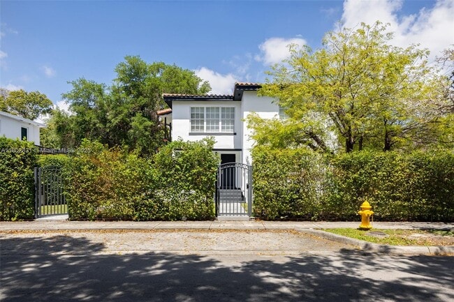 953 SW 11th St