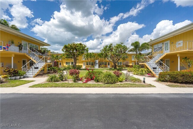 209 8th Ave S in Naples, FL - Foto de edificio - Building Photo