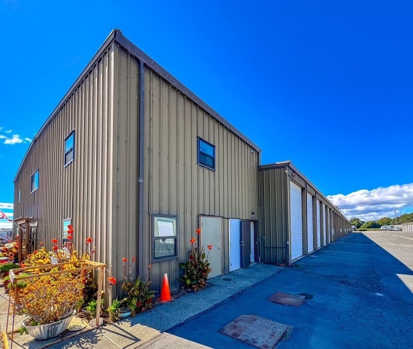 3333 Cuttings Wharf Rd in Napa, CA - Building Photo
