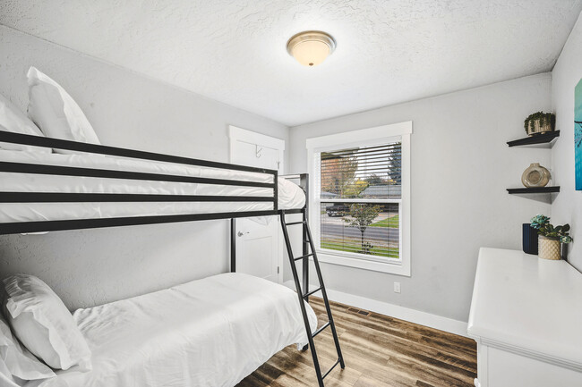 11168 N Bartlett Ave in Hayden, ID - Foto de edificio - Building Photo