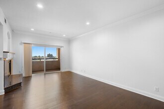 540 E Angeleno Ave, Unit 203 in Burbank, CA - Foto de edificio - Building Photo