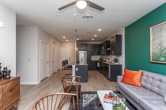 Live 8 West in Atlanta, GA - Foto de edificio - Interior Photo