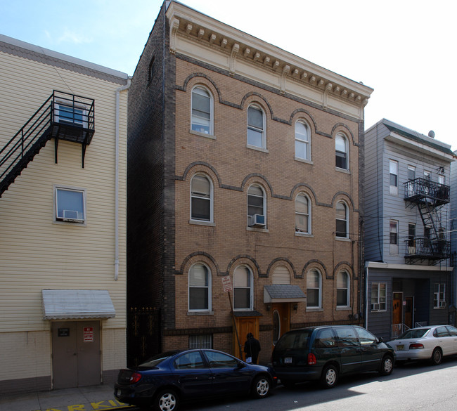 379 E Kinney St in Newark, NJ - Foto de edificio - Building Photo