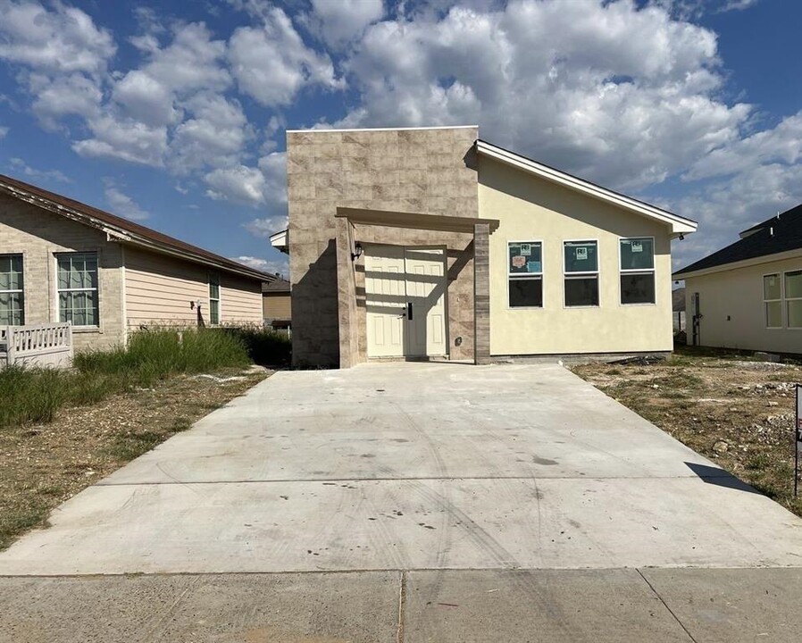 4407 Black Buck Cir in Laredo, TX - Building Photo