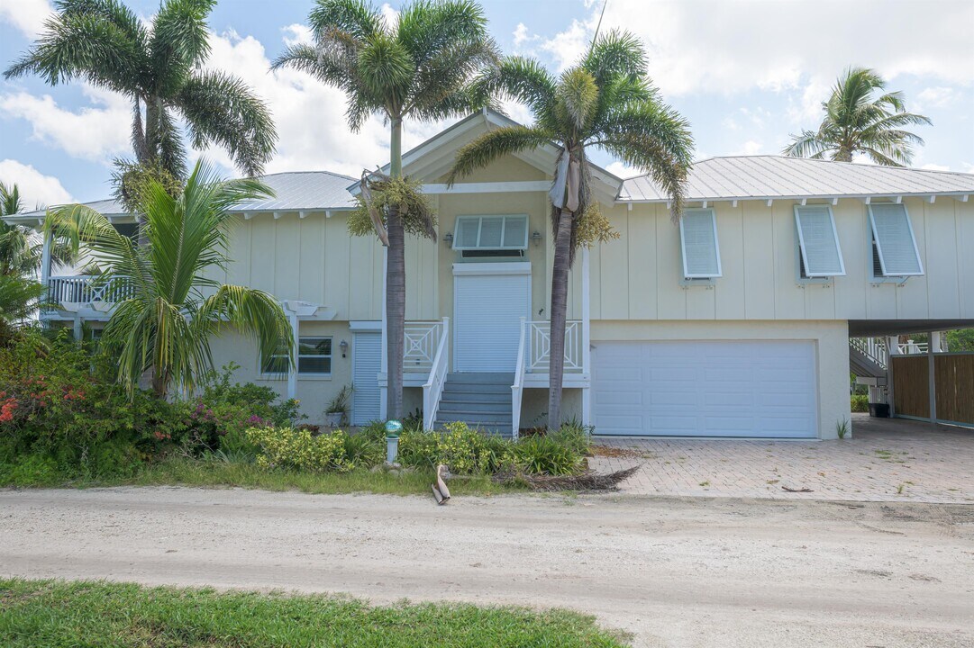 7711 Bocilla Ln in Bokeelia, FL - Foto de edificio