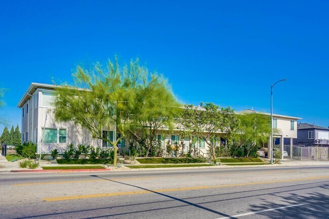 3121 W Slauson Ave in Los Angeles, CA - Foto de edificio - Building Photo