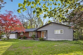 8 Jonathan Ln in Poughkeepsie, NY - Building Photo - Building Photo