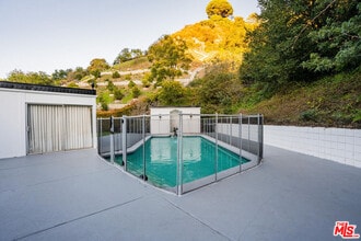 936 Chantilly Rd in Los Angeles, CA - Building Photo - Building Photo