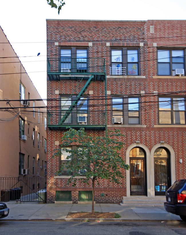 30-71 44th St in Long Island City, NY - Foto de edificio - Building Photo