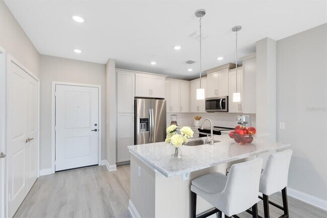 7565 Laureate Blvd in Orlando, FL - Building Photo - Building Photo