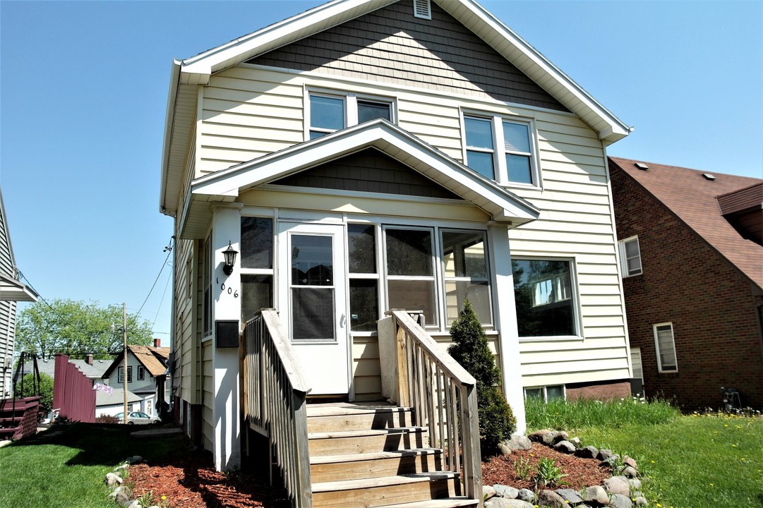 1006 N Central Ave in Duluth, MN - Building Photo