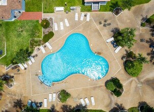 2046 Beach Blvd in Biloxi, MS - Foto de edificio - Building Photo