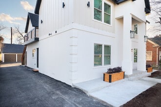 Mistletoe Manor in San Antonio, TX - Building Photo - Building Photo