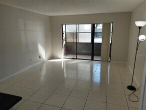 8203 Sun Spring Cir, Unit 21 in Orlando, FL - Foto de edificio - Building Photo