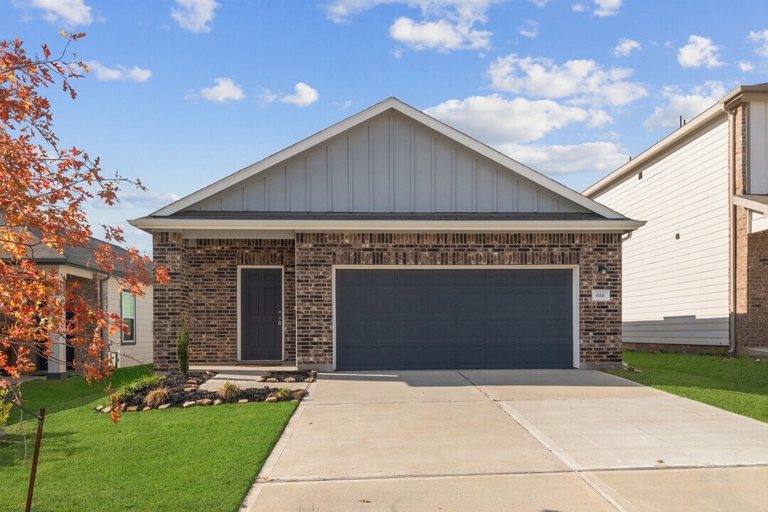 614 Edge Lake Ct in Montgomery, TX - Building Photo