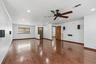 5307 Poinciana Dr in Houston, TX - Building Photo