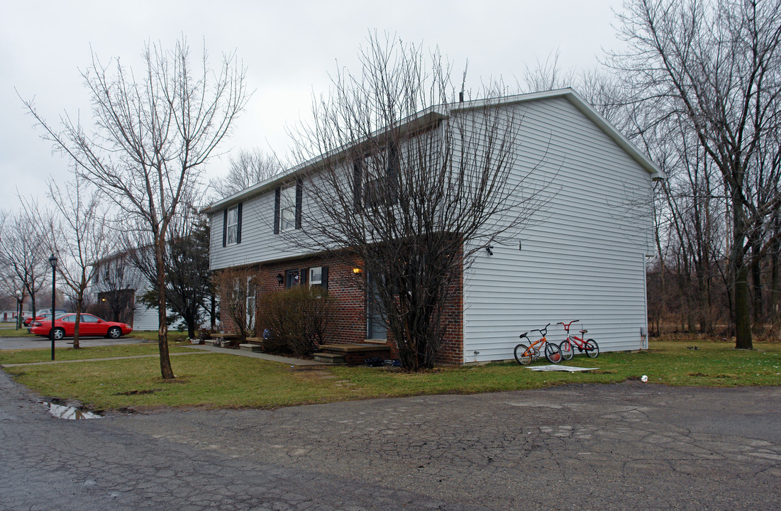 Cadillac Court Apartments in Lapeer, MI - Building Photo