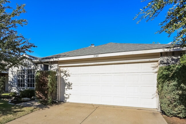 5301 Royal Burgess Dr in Fort Worth, TX - Foto de edificio - Building Photo