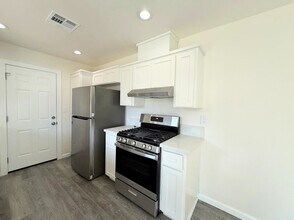 1420 Lansing St in Merced, CA - Foto de edificio - Building Photo