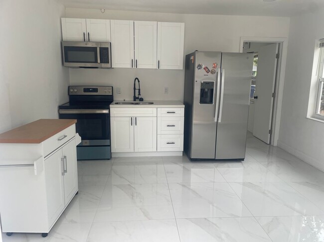 809 NW 15th Ter in Fort Lauderdale, FL - Building Photo - Building Photo