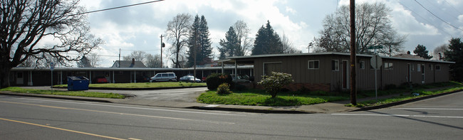 Twin Oaks Apartments in Albany, OR - Building Photo - Building Photo