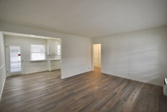 12807 Burbank Blvd, Unit 12813-5 in Los Angeles, CA - Building Photo - Building Photo