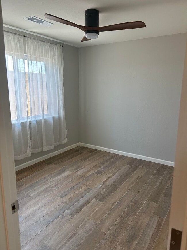 1305 W Angus Ct in Hanford, CA - Building Photo - Building Photo