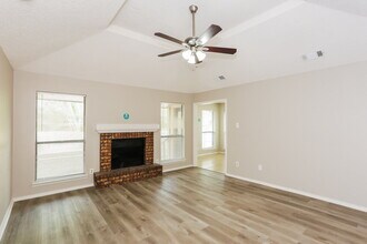 2110 Mesa Wood Dr in Glenn Heights, TX - Foto de edificio - Building Photo