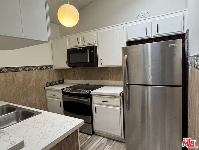 18433 Hatteras St in Los Angeles, CA - Building Photo - Building Photo