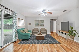 724 Sue Ann Ln in Burleson, TX - Foto de edificio - Building Photo