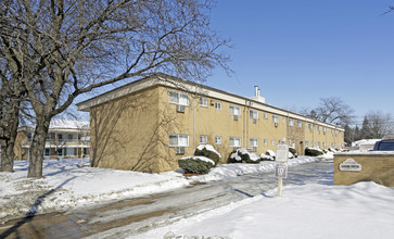 Manor House Apartments in Warren, MI - Foto de edificio - Building Photo