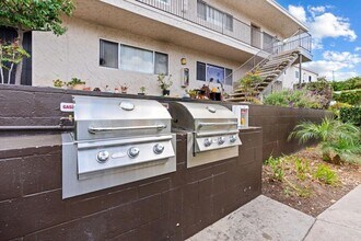 8220 Vincetta Dr in La Mesa, CA - Foto de edificio - Building Photo