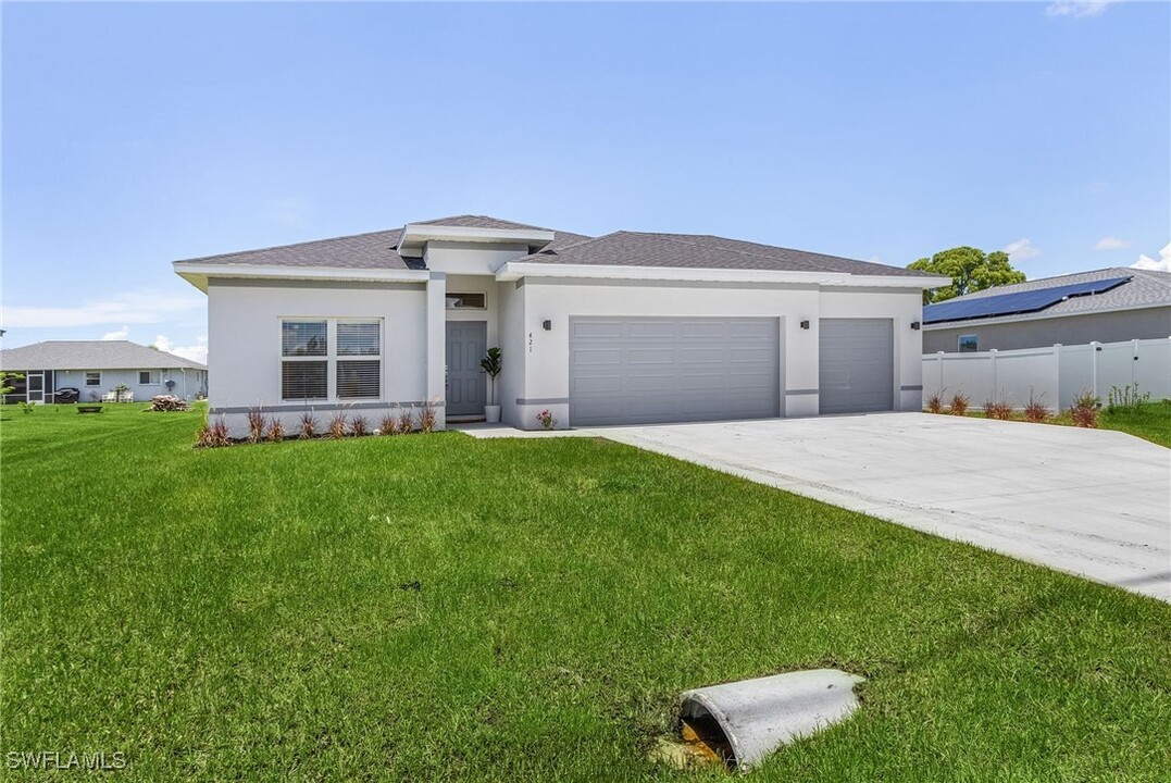 918 NE 13th Pl in Cape Coral, FL - Building Photo