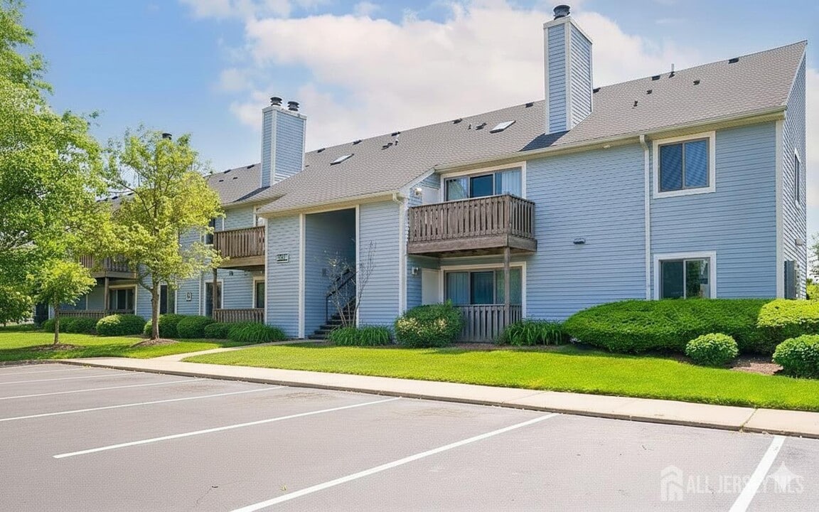 311 Aspen Dr in Plainsboro, NJ - Building Photo