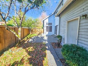 25715 SE 36th Pl in Issaquah, WA - Building Photo - Building Photo